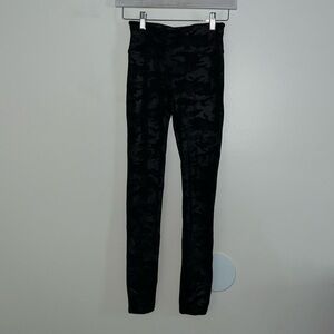 SPANX - XS SHINY BLACK CAMO COMPRESSION LEGGINGS EUC / LIKE NEW